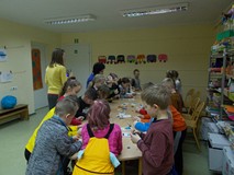 Cała grupa przydszkolaków przy stołach