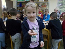 Dziewczynka i plastelinowe zwierzątko