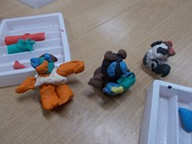 Plastelinowe zwierzątka wykonane przez jedno z dzieci