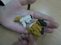 Figurki z plasteliny mnięjsze od dziecięcej dłoni