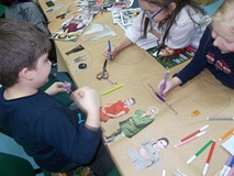 Trójka dzieci podczas rysowania