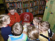 Dzieci słuchają opowiadania o tym jak postaje wełna