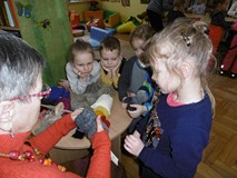 Dzieci słuchają opowiadania o tym jak postaje wełna