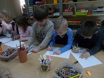 Dzieci tworzą kartki walentynkowe