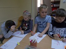 Grupa przedszkolaków przy pracach z okazji Walentynek