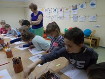 Grupa pilnie pracuje na kartkami