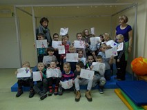 Grupa przedszkolaków na scenie, każde z Walentynką