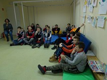 Uczniowe na zajęciach w bibliotece