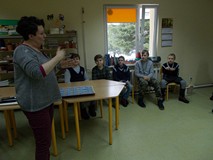 Pani przedstawia elementy języka migowego