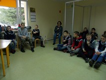 Chłopcy ćwiczą znaki języka mogowego