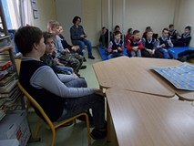 Grupa z zainteresowaniem słucha o sposobach porozumiewania się głuchych