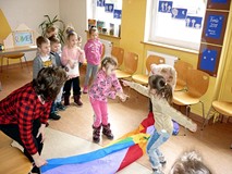 Zabawa ZGADNIJ JAK MAM NA IMIĘ z wykorzystaniem chusty animacyjnej