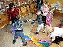 Zabawa ZGADNIJ JAK MAM NA IMIĘ z wykorzystaniem chusty animacyjnej