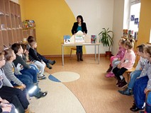 Pani Wiola otwiera teatrzyk Kamishibai - za chwilę dzieci poznają historię żabki i jej przyjaciela