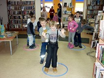 Wesoła zabawa integrująca grupę w parach, z wykorzystaniem hula-hop