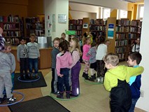 Wesoła zabawa integrująca grupę w parach, z wykorzystaniem hula-hop