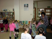 Wesoła zabawa integrująca grupę w parach, z wykorzystaniem hula-hop