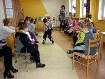 Dzieci pokazują minki, wyrzucone kostką