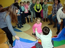 Zabawa ZGADNIJ JAK MAM NA IMIĘ z wykorzystaniem chusty animacyjnej