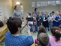 Przedszkolaki z instrumentami i widzowie