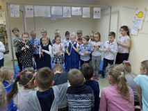 Dzieci grają na flażoletach