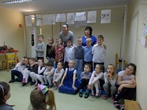 Zdjęcie grupowe małych muzyków z paniami