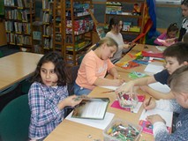 Dzieci wykonują pracę plastyczną