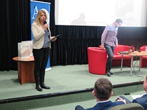 P.o. dyrektora Koszalińskiej Biblioteki Publicznej Beata Sawa-Jovanoska wita gości przybyłych na spo