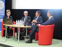 Prowadząca spotkanie dyrektor Archiwum Państwowego w Koszalinie, Joanna Chojewska z autorami publika
