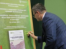Autor publikacji, Dariusz K. Chojecki składa pamiątkowy autograf