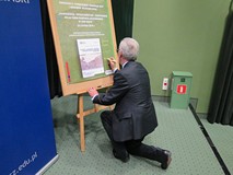 Autor publikacji, Edward Włodarczyk składa pamiątkowy autograf
