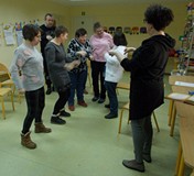 Pani wyjaśnia zasady zabawy