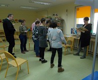 Pani czyta tekst potrzebny do zabawy