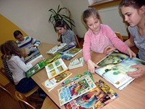 Moliki przeglądają książki o dinozaurach