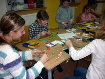 Zajęcia plastyczne PARK JURAJSKI - moliki lepią z plasteliny dinozaury