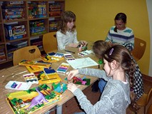 Zajęcia plastyczne PARK JURAJSKI  - moliki lepią z plasteliny dinozaury
