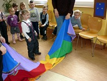 Zabawa ZGADNIJ JAK MAM NA IMIĘ z wykorzystaniem chusty animacyjnej