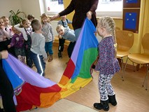 Zabawa ZGADNIJ JAK MAM NA IMIĘ z wykorzystaniem chusty animacyjnej