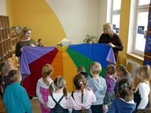 Zabawa ZGADNIJ JAK MAM NA IMIĘ z wykorzystaniem chusty animacyjnej