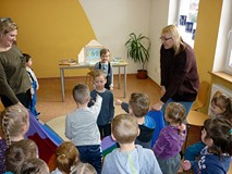 Zabawa ZGADNIJ JAK MAM NA IMIĘ z wykorzystaniem chusty animacyjnej