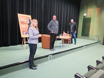 P.o. dyrektora Koszalińskiej Biblioteki Publicznej Beata Sawa-Jovanoska wita gości przybyłych na spo