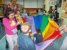 Wspólna zabawa z chustą animacyjną