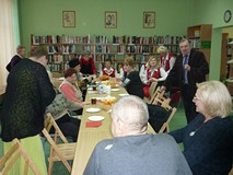 uczestnicy siedzą przy stołach