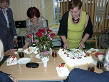panie kroją tort
