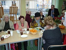 uczestnicy siedzą przy stołach