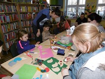 Wspólna praca przy stoliku