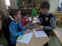 Chłopcy rozmawiają o swoich rysunkach