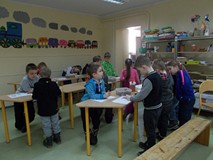 Dzieci malują co widziały w drodze do biblioteki