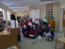 Przedszkolaki ze swoimi malunkami