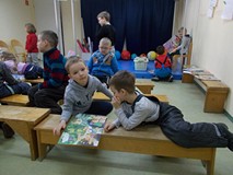 Dzieci oglądają książki